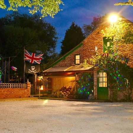Milwich Squirrel Barnヴィラ エクステリア 写真