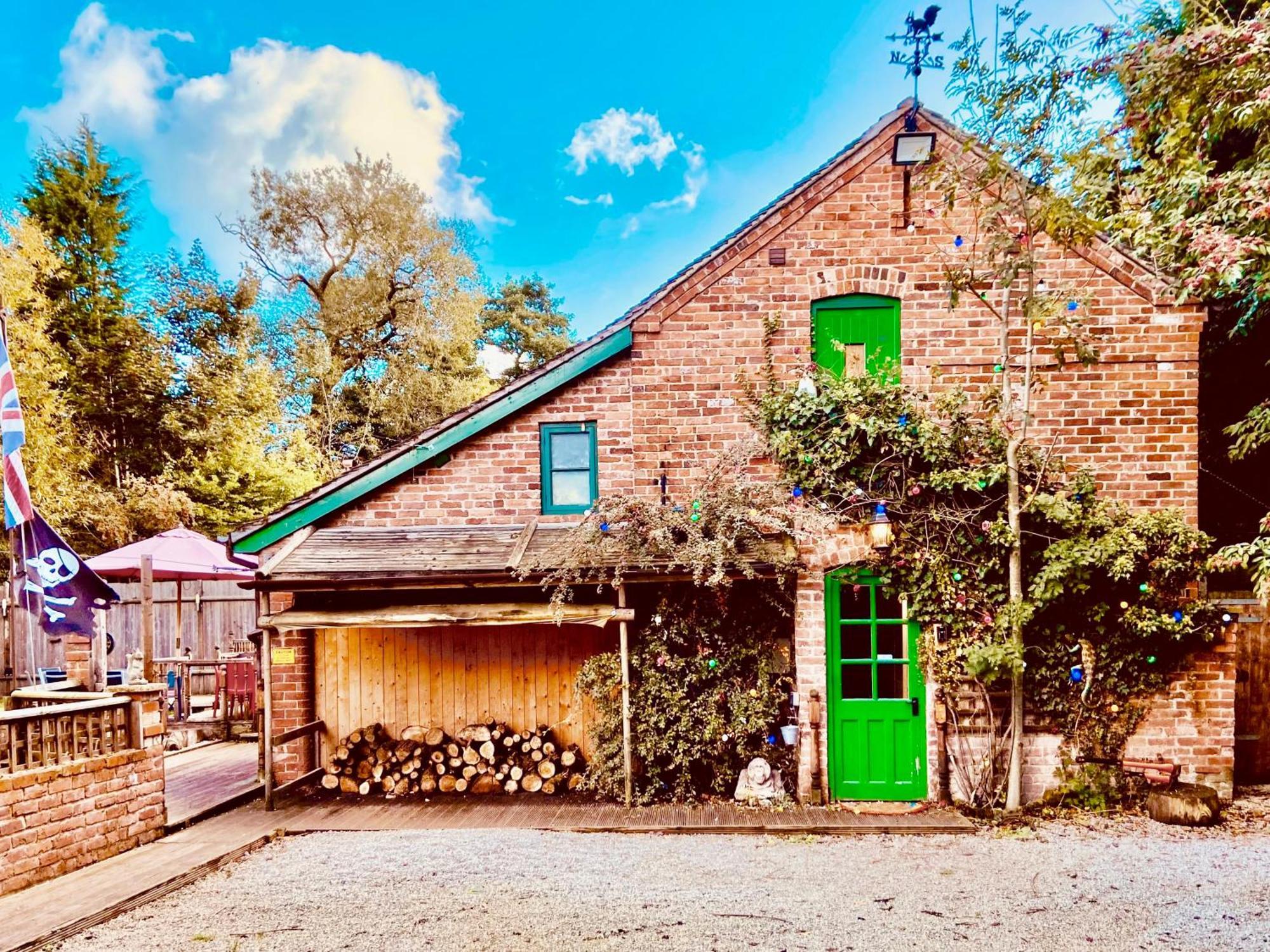 Milwich Squirrel Barnヴィラ エクステリア 写真