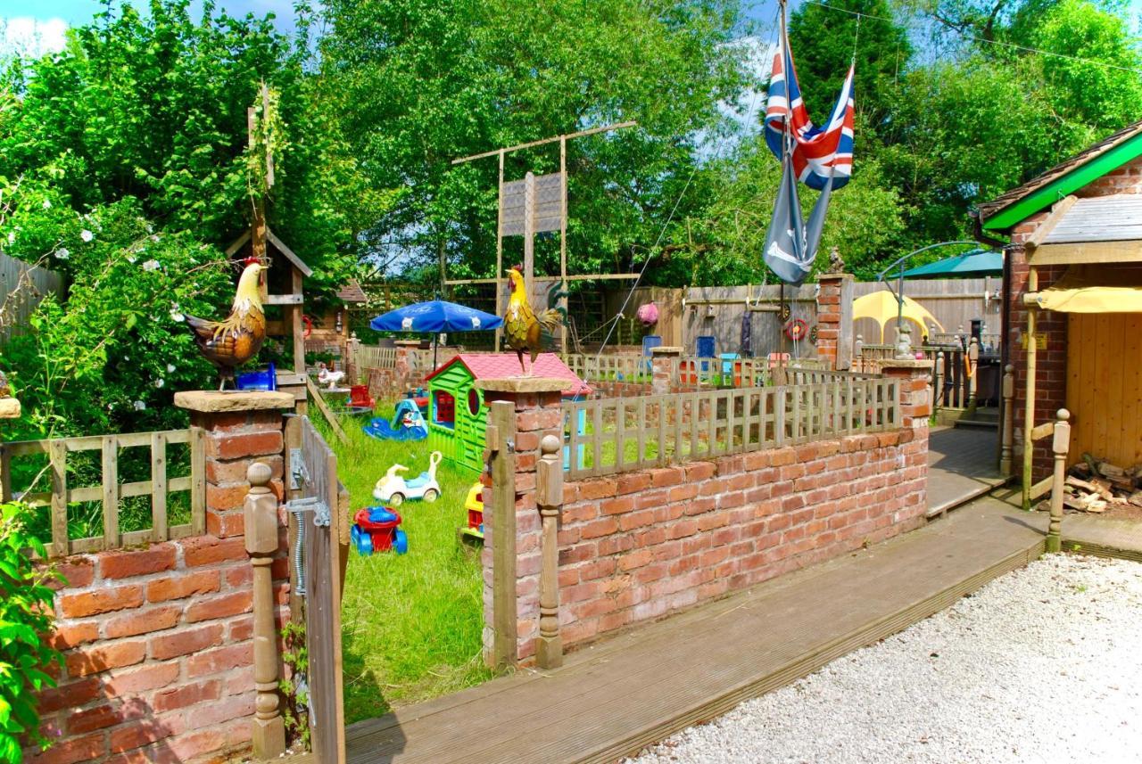 Milwich Squirrel Barnヴィラ エクステリア 写真