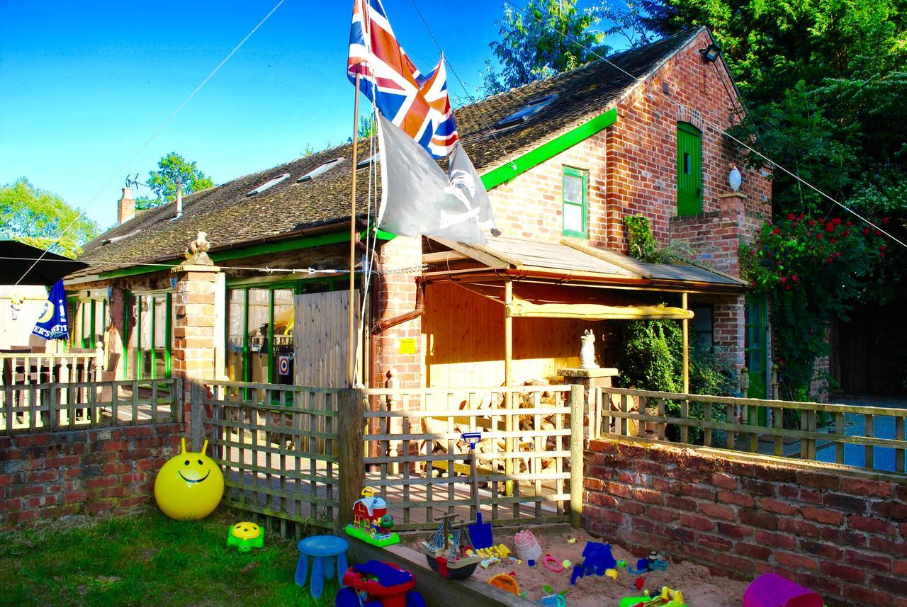 Milwich Squirrel Barnヴィラ エクステリア 写真