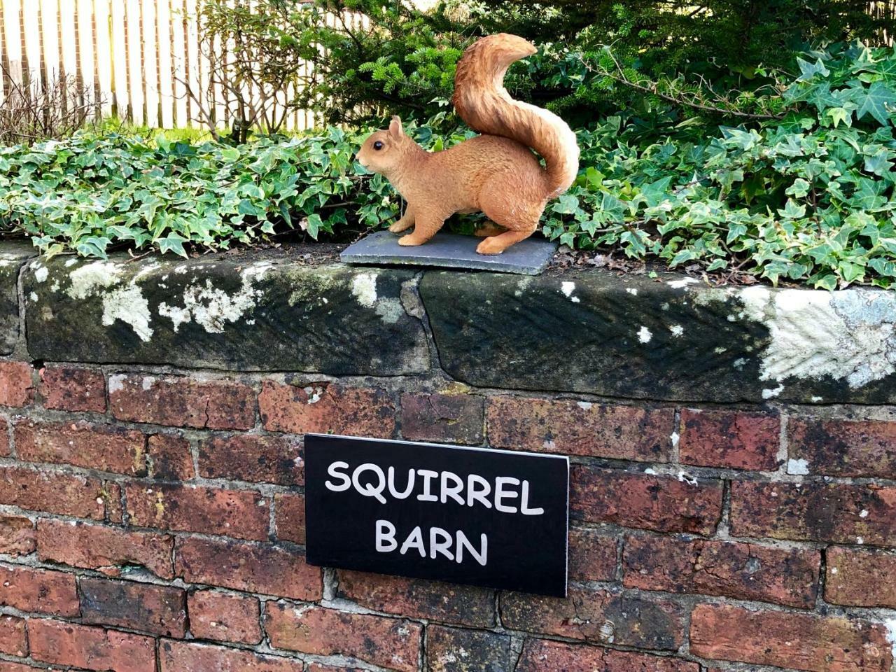 Milwich Squirrel Barnヴィラ エクステリア 写真